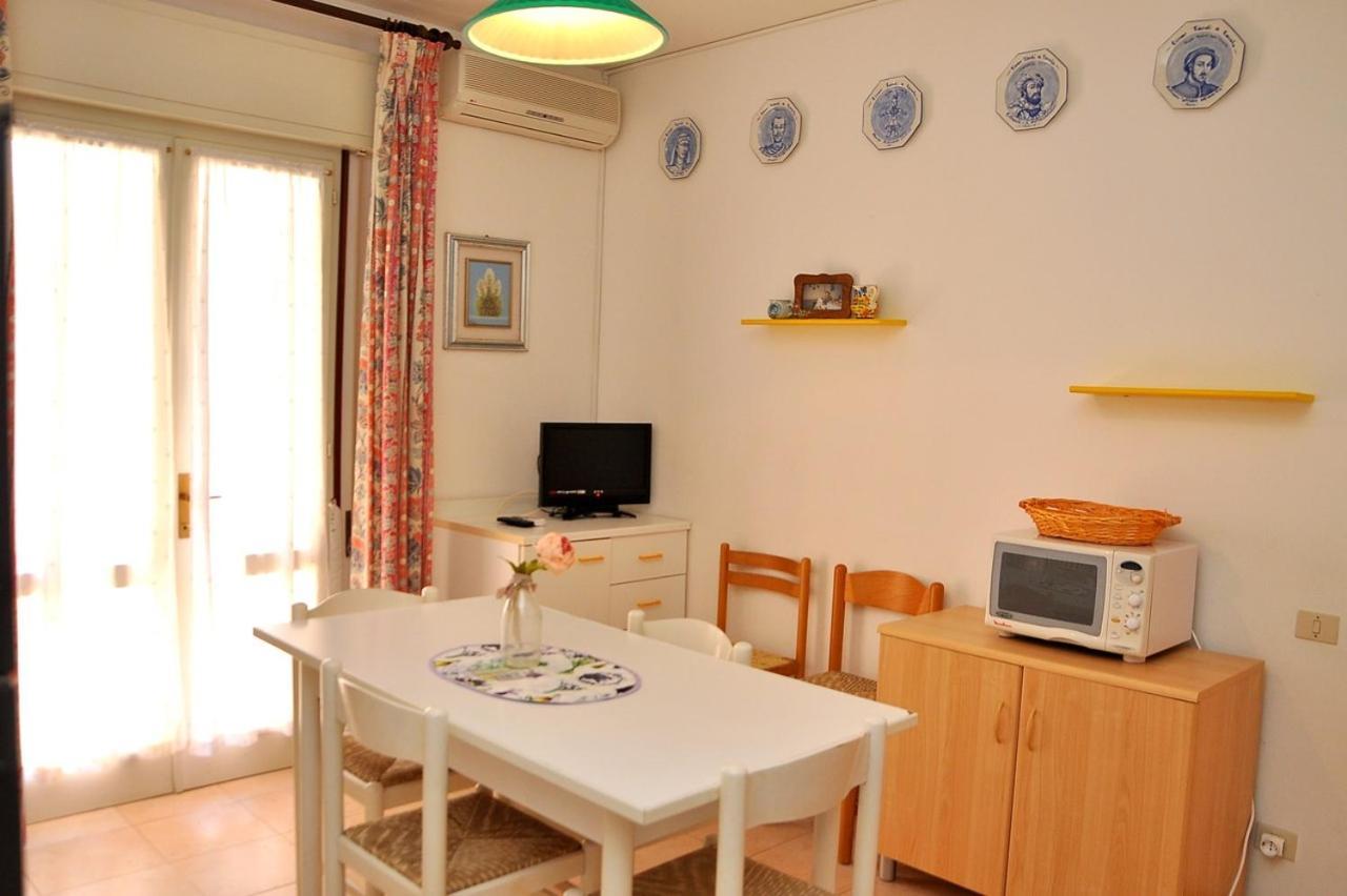 Nice Two-Bedroom Apartment 150M From The Beach ビビオーネ エクステリア 写真