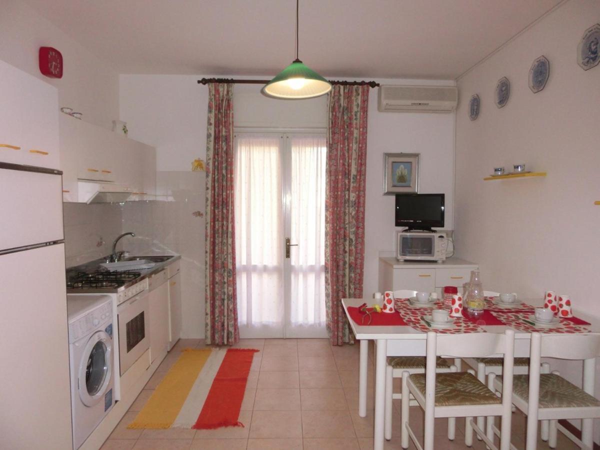 Nice Two-Bedroom Apartment 150M From The Beach ビビオーネ エクステリア 写真