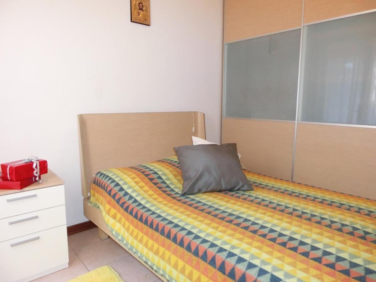 Nice Two-Bedroom Apartment 150M From The Beach ビビオーネ エクステリア 写真