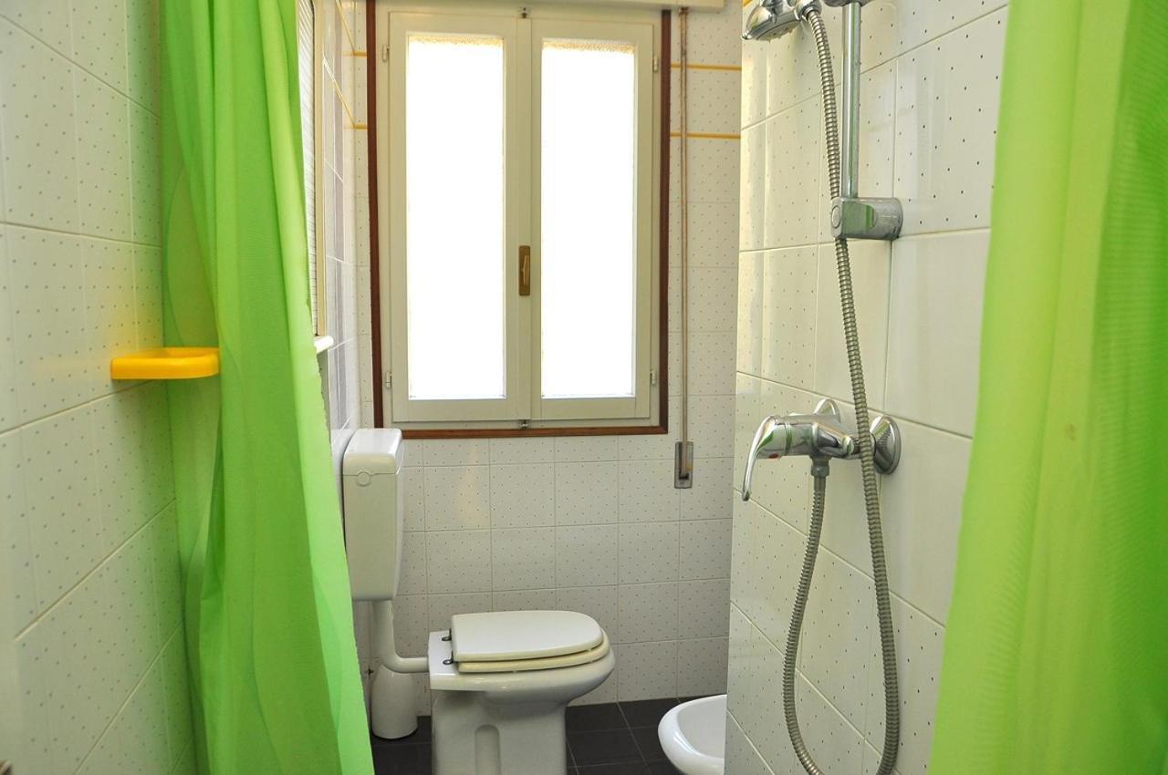 Nice Two-Bedroom Apartment 150M From The Beach ビビオーネ エクステリア 写真