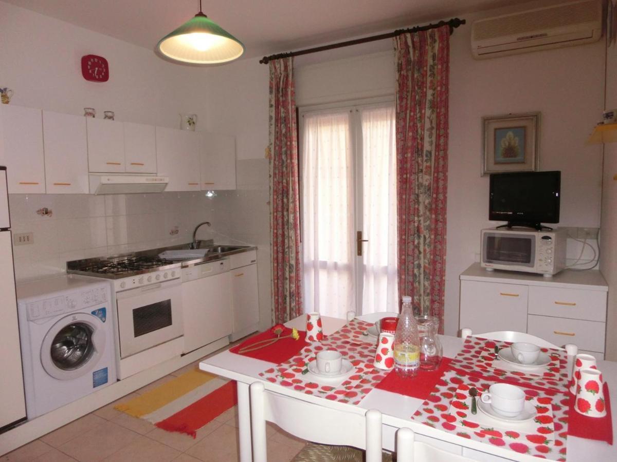Nice Two-Bedroom Apartment 150M From The Beach ビビオーネ エクステリア 写真