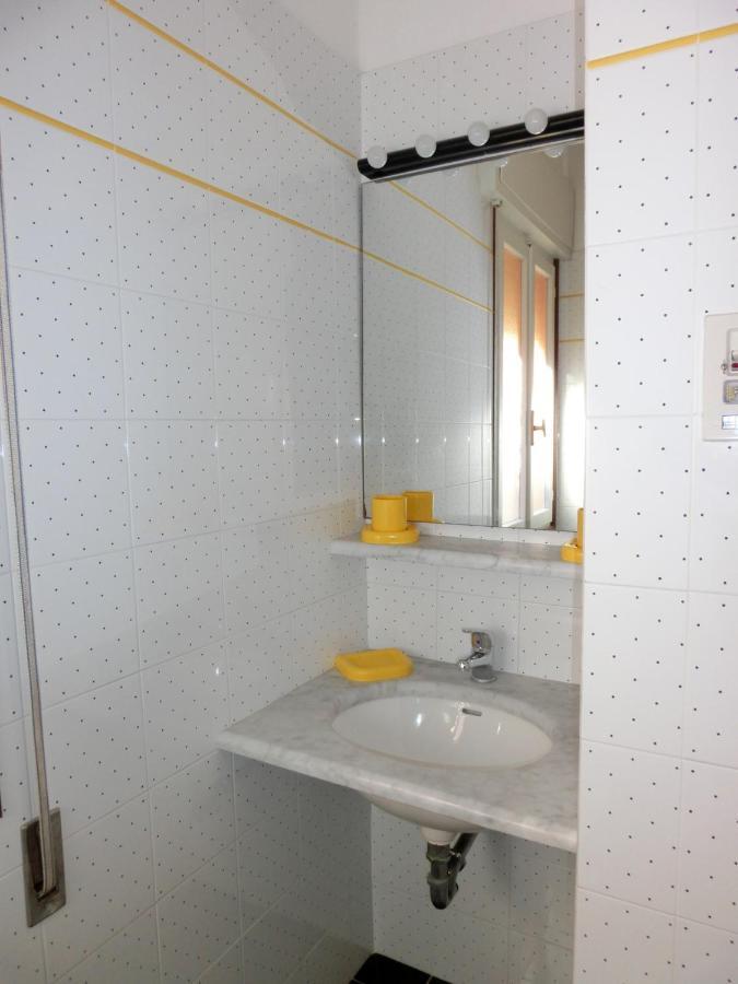 Nice Two-Bedroom Apartment 150M From The Beach ビビオーネ エクステリア 写真