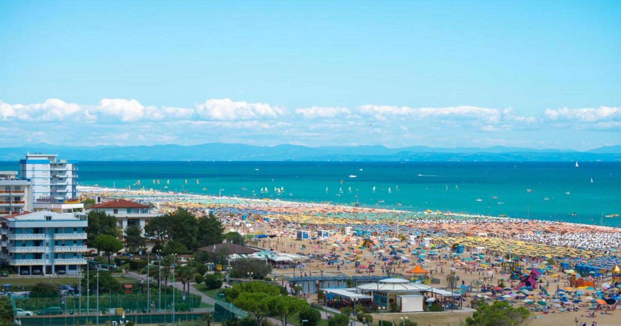 Nice Two-Bedroom Apartment 150M From The Beach ビビオーネ エクステリア 写真