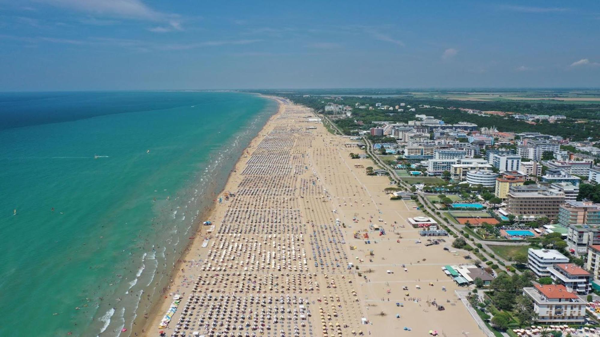 Nice Two-Bedroom Apartment 150M From The Beach ビビオーネ エクステリア 写真