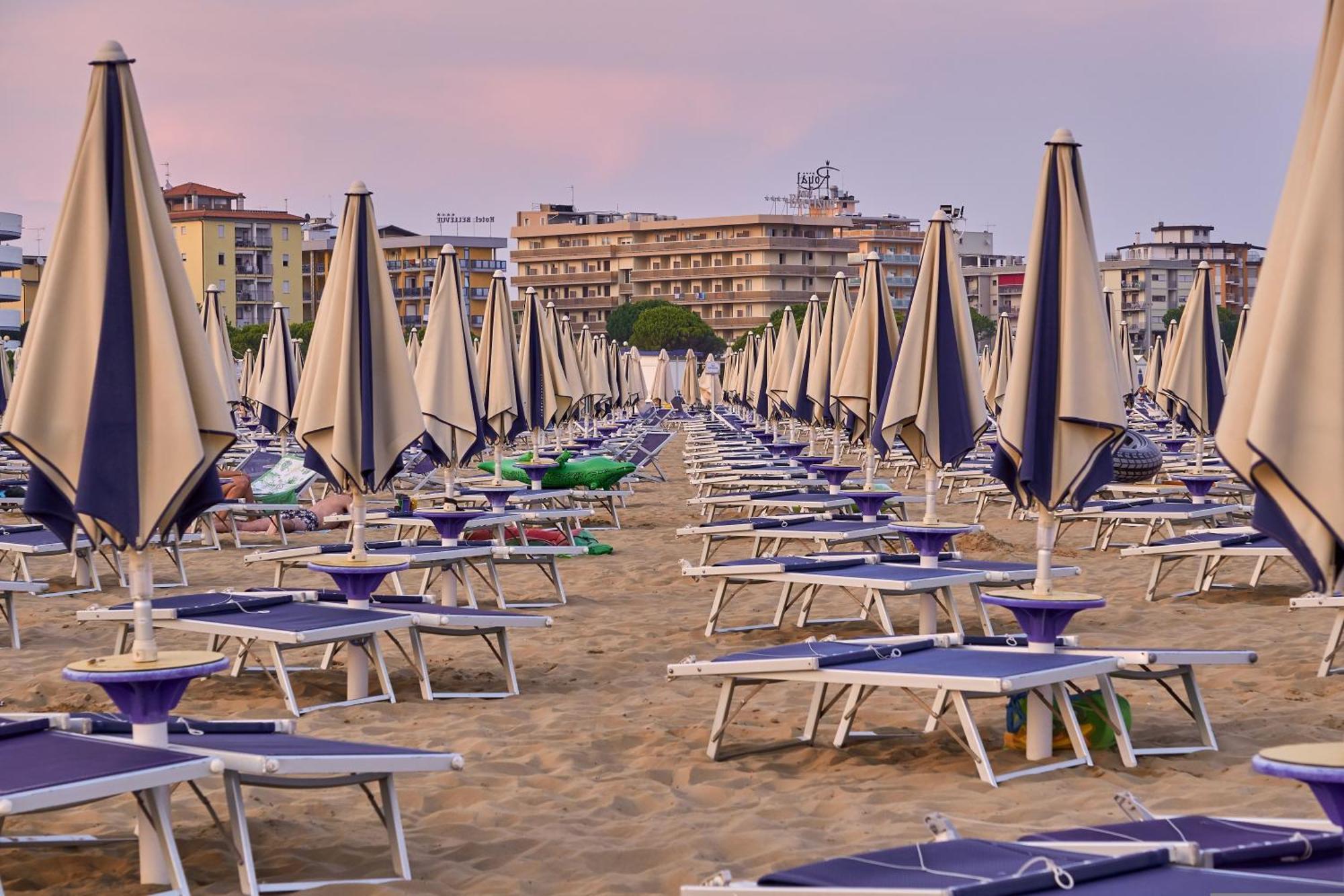 Nice Two-Bedroom Apartment 150M From The Beach ビビオーネ エクステリア 写真