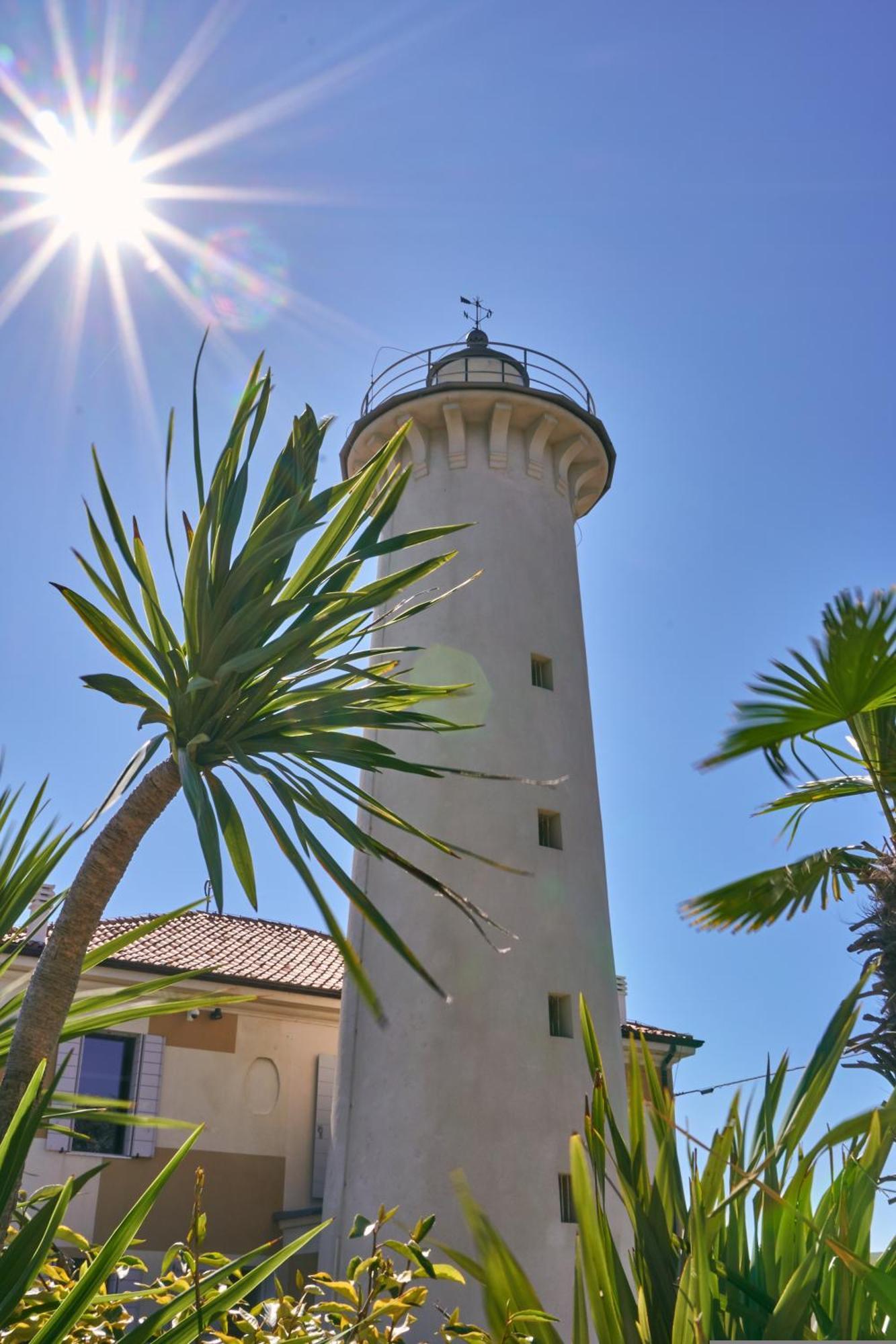 Nice Two-Bedroom Apartment 150M From The Beach ビビオーネ エクステリア 写真