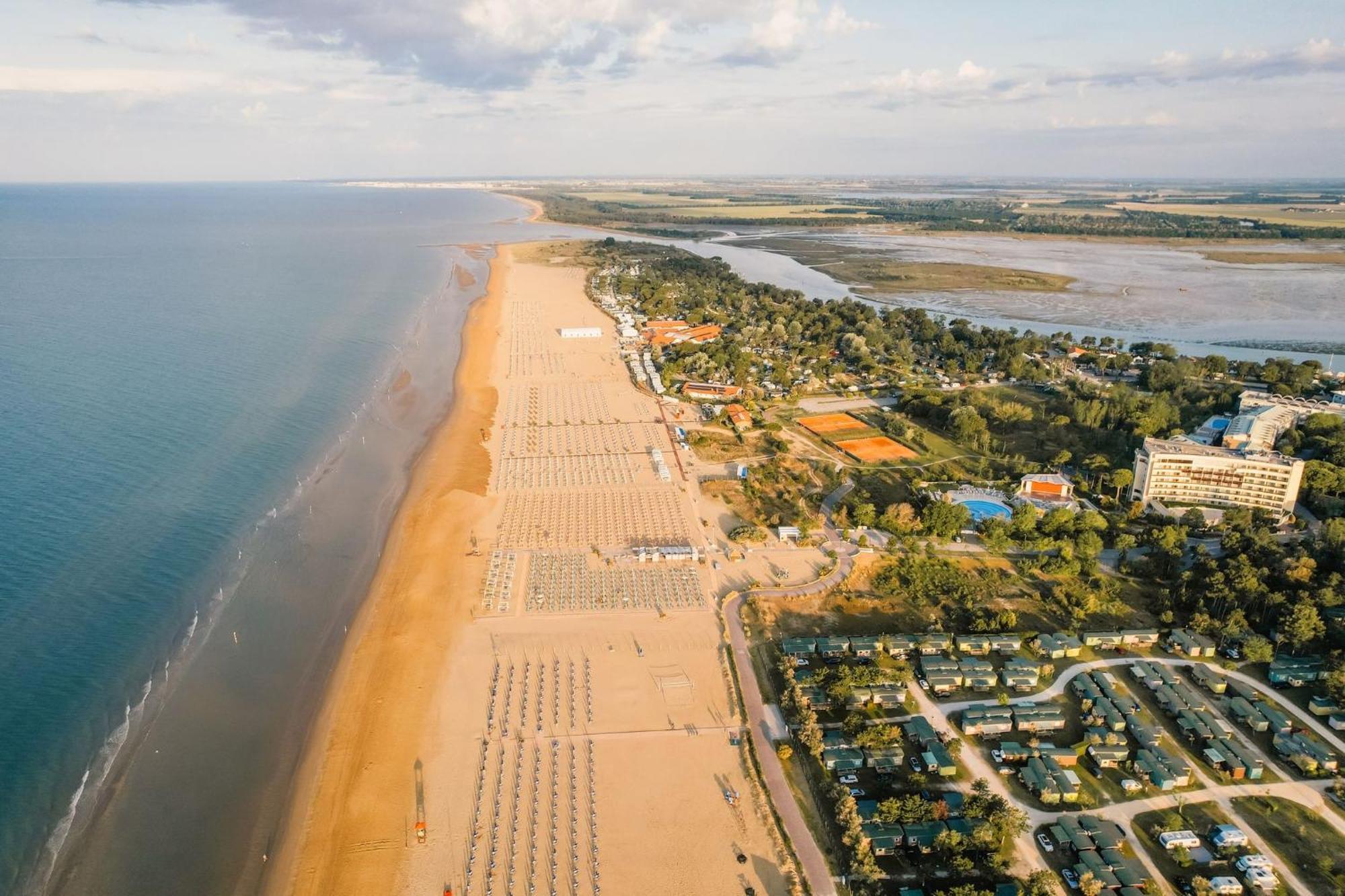 Nice Two-Bedroom Apartment 150M From The Beach ビビオーネ エクステリア 写真